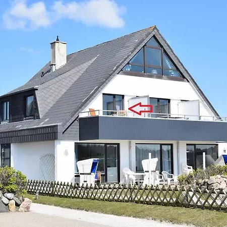 Im Dachgeschoss Am Ortsrand Von Wenningstedt.