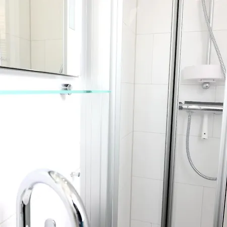 Im Dachgeschoss Am Ortsrand Von Wenningstedt. * Wenningstedt-Braderup