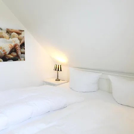 Im Dachgeschoss Am Ortsrand Von Wenningstedt. Apartment