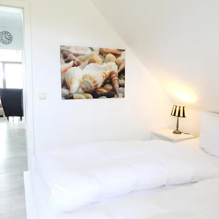 Apartment Im Dachgeschoss Am Ortsrand Von Wenningstedt.