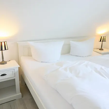 Apartment Im Dachgeschoss Am Ortsrand Von Wenningstedt. Wenningstedt-Braderup