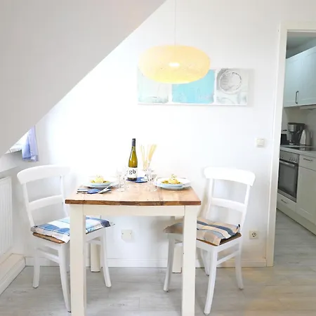 Apartment Im Dachgeschoss Am Ortsrand Von Wenningstedt. *