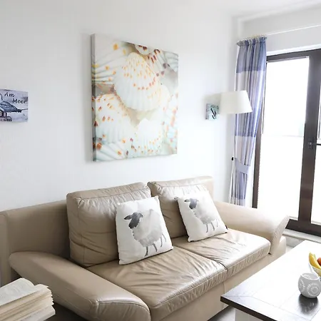 Im Dachgeschoss Am Ortsrand Von Wenningstedt. Apartment *