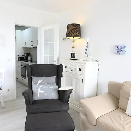 Im Dachgeschoss Am Ortsrand Von Wenningstedt. Apartment
